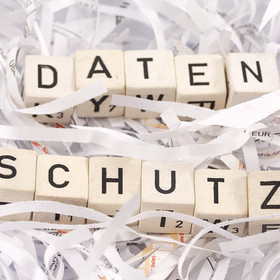 Datenschutz Schriftzug auf geschreddertem Papier